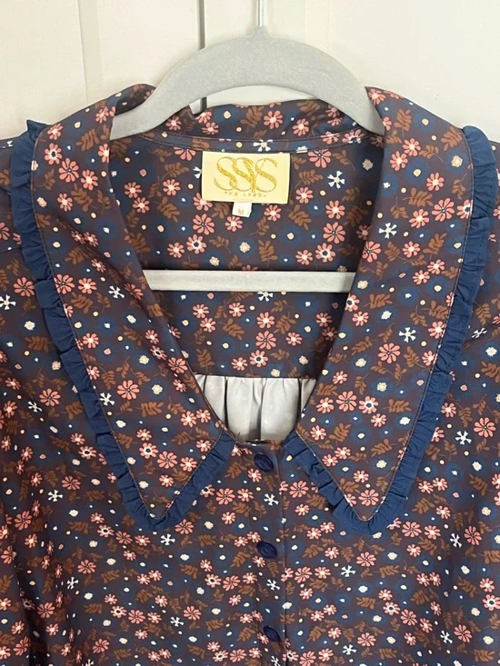 SSYS Gemma Peter Pan
Collared Long Sleeve Blue Floral Top NWOT Medium - Picture 6 of 9